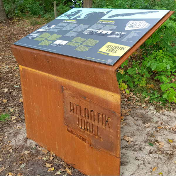 100pk ruimtelijk-infobord-signage-sokkel-atlantikwall-wadden