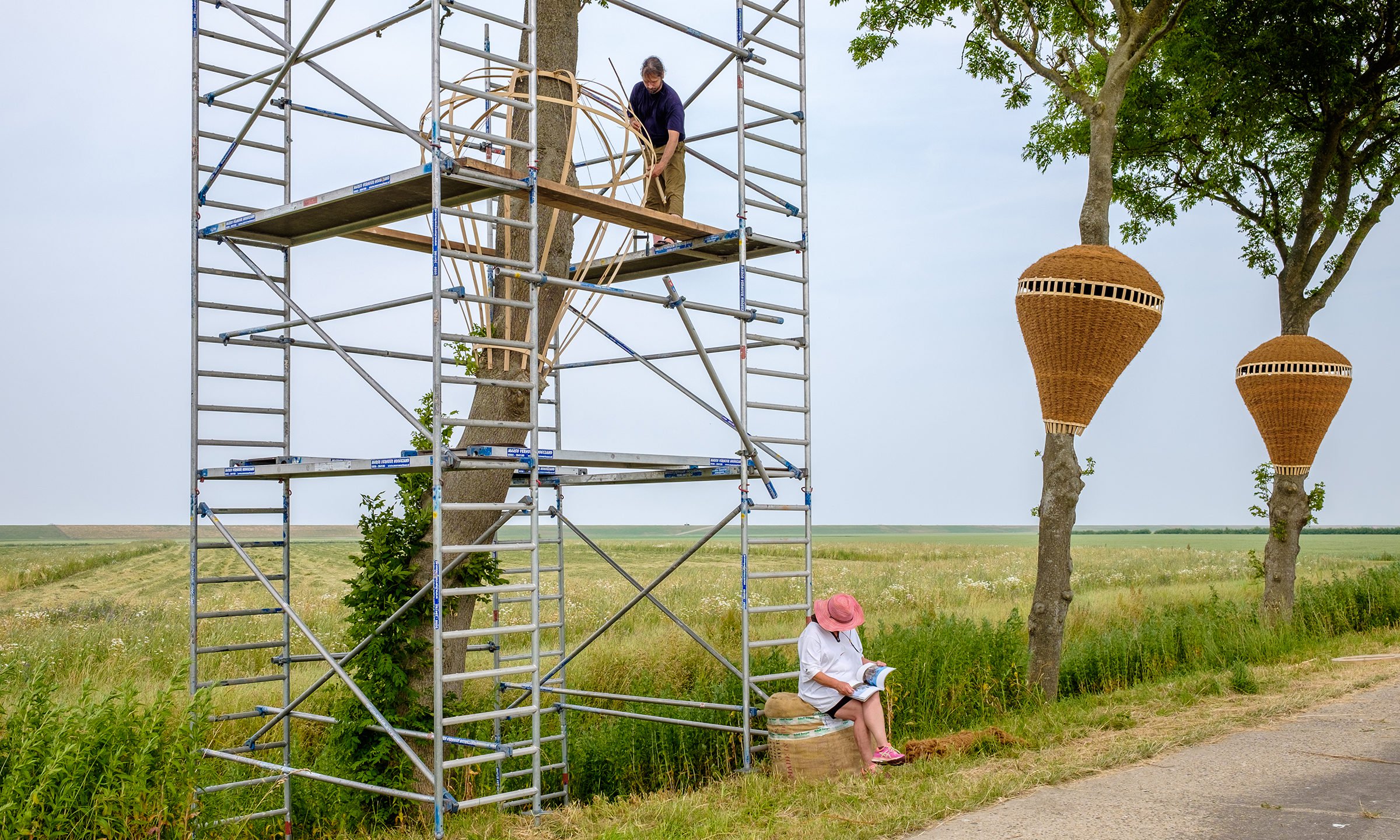 Roger Rigorth-1965-Altheim-Duitsland-Duitse-kunstenaar-Roger-Rigorth-werkt-aan-zijn-kunstwerk.-Te-zien-in-de-bomen-aan-de-Oude-Zeedijk-op-de-kruising-bij-het-Dijksterpad.-e1498812588117